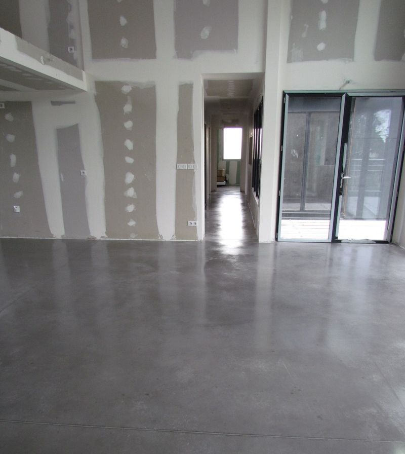 découvrez les tarifs au m2 du béton ciré pour vos sols, murs et plans de travail. conseils, facteurs de prix et devis pour réussir votre projet en béton ciré.