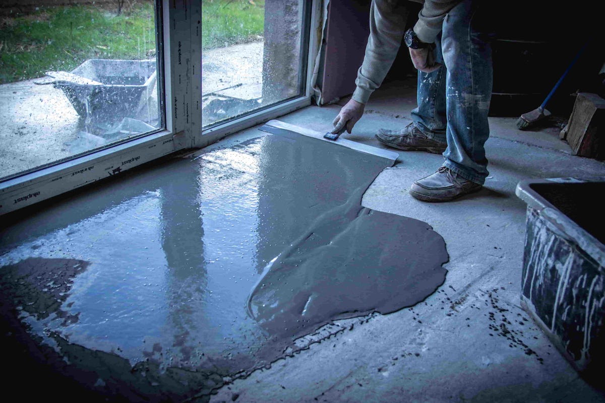 découvrez le prix au mètre carré du béton lissé : tarifs, facteurs influençant le coût, conseils pour bien choisir votre revêtement en béton lissé.