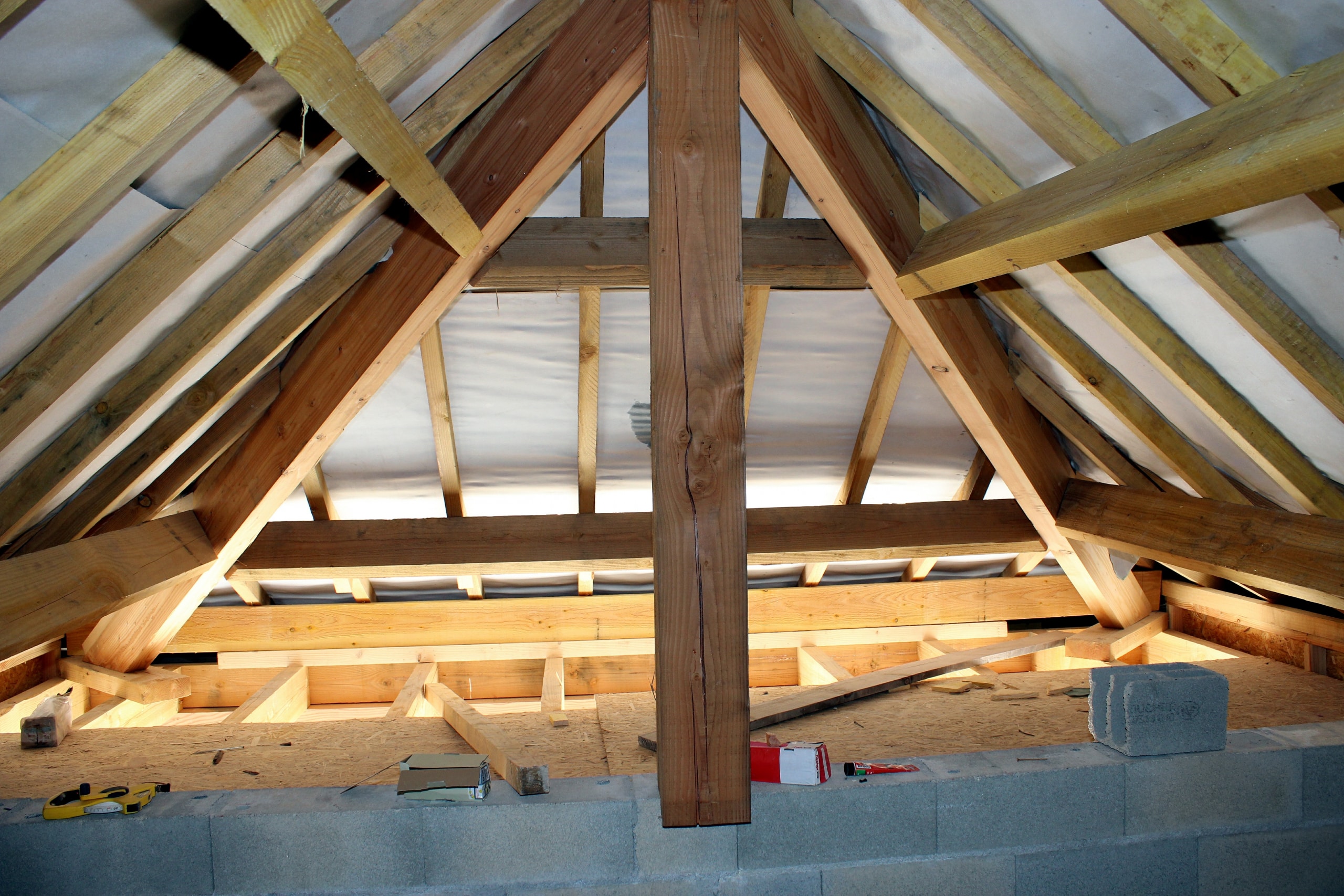 découvrez tout ce qu'il faut savoir sur le prix d'une charpente : estimations, facteurs qui influencent le coût, conseils pour comparer les devis et bien choisir votre professionnel.