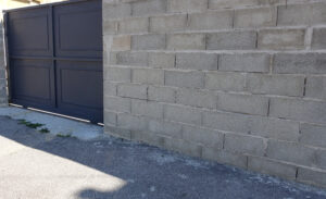 découvrez le prix d'une clôture en parpaing au mètre linéaire, les facteurs influençant le coût, des exemples de devis et des conseils pour bien estimer votre budget de construction de clôture.