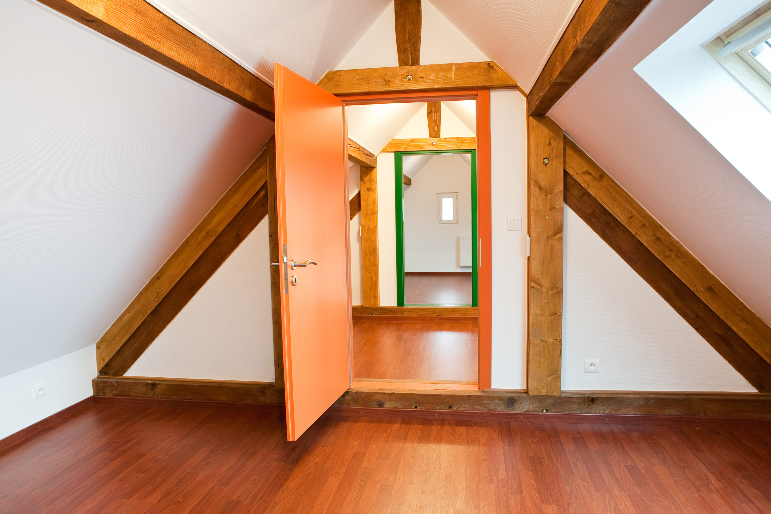 découvrez tout ce qu'il faut savoir sur le prix des combles : estimation des coûts, facteurs qui influencent le budget et conseils pour optimiser vos travaux d'aménagement de combles.