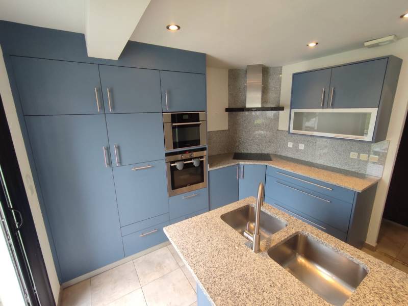 découvrez les prix pour une cuisine réalisée par un menuisier : conseils, facteurs influençant le coût et idées pour optimiser votre budget cuisine sur-mesure.