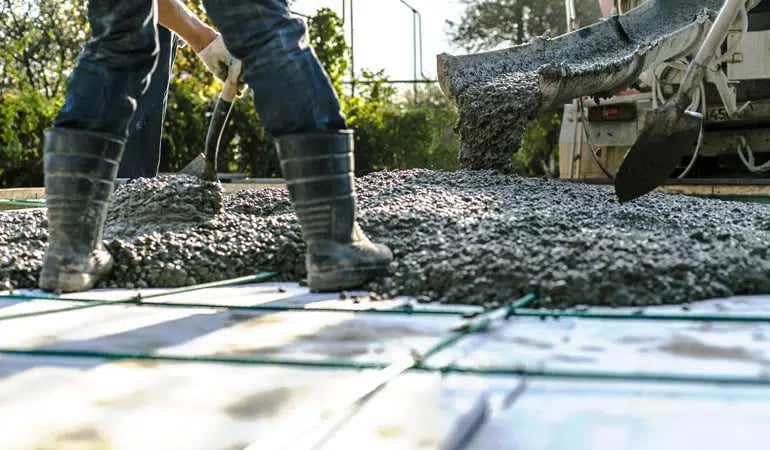 découvrez tout ce qu'il faut savoir sur le prix d'une dalle béton : tarifs au m², facteurs qui influencent le coût, conseils pour bien budgétiser vos travaux et comparer les devis des professionnels.
