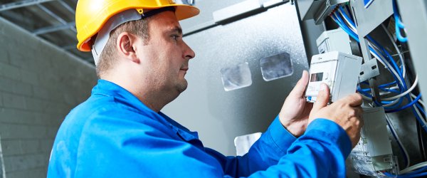 découvrez les tarifs des électriciens, les facteurs qui influencent le prix d'une intervention et obtenez des conseils pour choisir le meilleur professionnel pour vos travaux électriques.