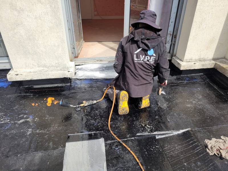 découvrez tout sur le prix de l’étanchéité de terrasse : facteurs influençant le coût, tarifs moyens au m², conseils pour bien choisir votre professionnel et réussir vos travaux d’étanchéité extérieure.