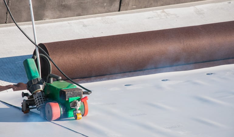 découvrez tout ce qu'il faut savoir sur le prix de l'étanchéité : types de travaux, facteurs qui influencent le coût et conseils pour obtenir un devis adapté à votre projet.