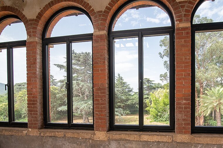 découvrez tout ce qu'il faut savoir sur le prix d'une fenêtre sur mesure : facteurs de coût, conseils pour bien choisir, et astuces pour obtenir le meilleur rapport qualité-prix pour votre projet.