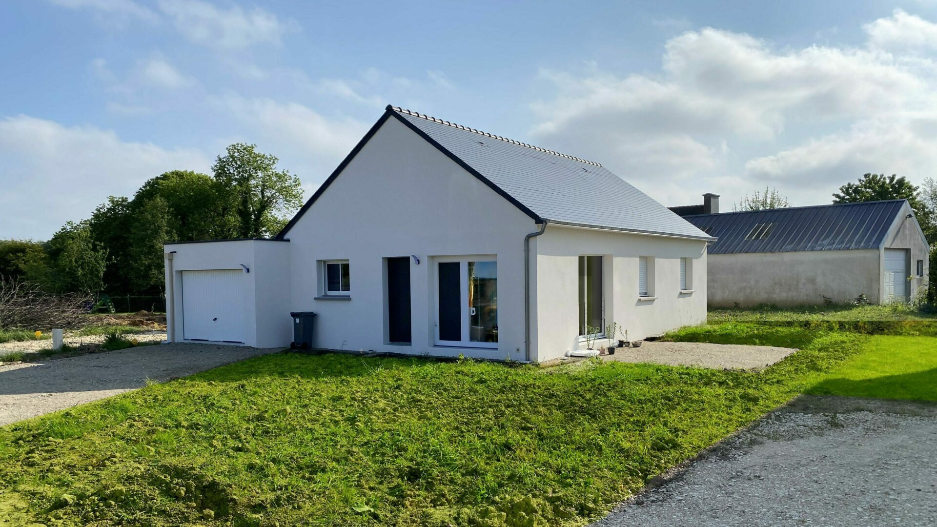 découvrez les facteurs qui influencent le prix d'un garage de 100m2, ainsi qu'une estimation des coûts de construction, des matériaux et des aménagements possibles pour votre projet.