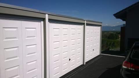 découvrez les différents prix d'un garage selon sa taille, ses matériaux et ses équipements. comparez les tarifs pour construire ou acheter un garage adapté à vos besoins.