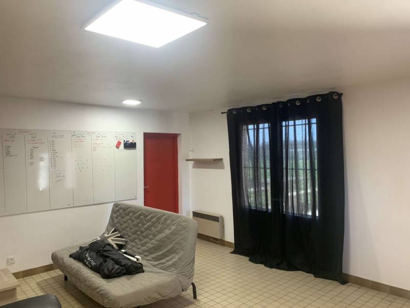 découvrez tout sur le prix du home staging : tarifs moyens, facteurs qui influencent les coûts, astuces pour économiser et rentabiliser la valorisation de votre bien immobilier avant une vente.