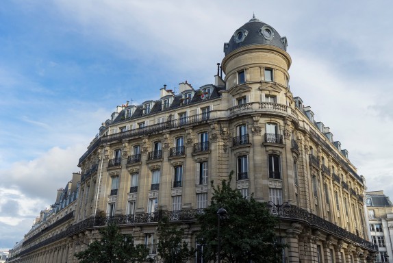 découvrez le prix d'un immeuble haussmannien en france : facteurs qui influencent le coût, estimation au mètre carré et conseils pour évaluer la valeur de ces biens immobiliers d’exception.