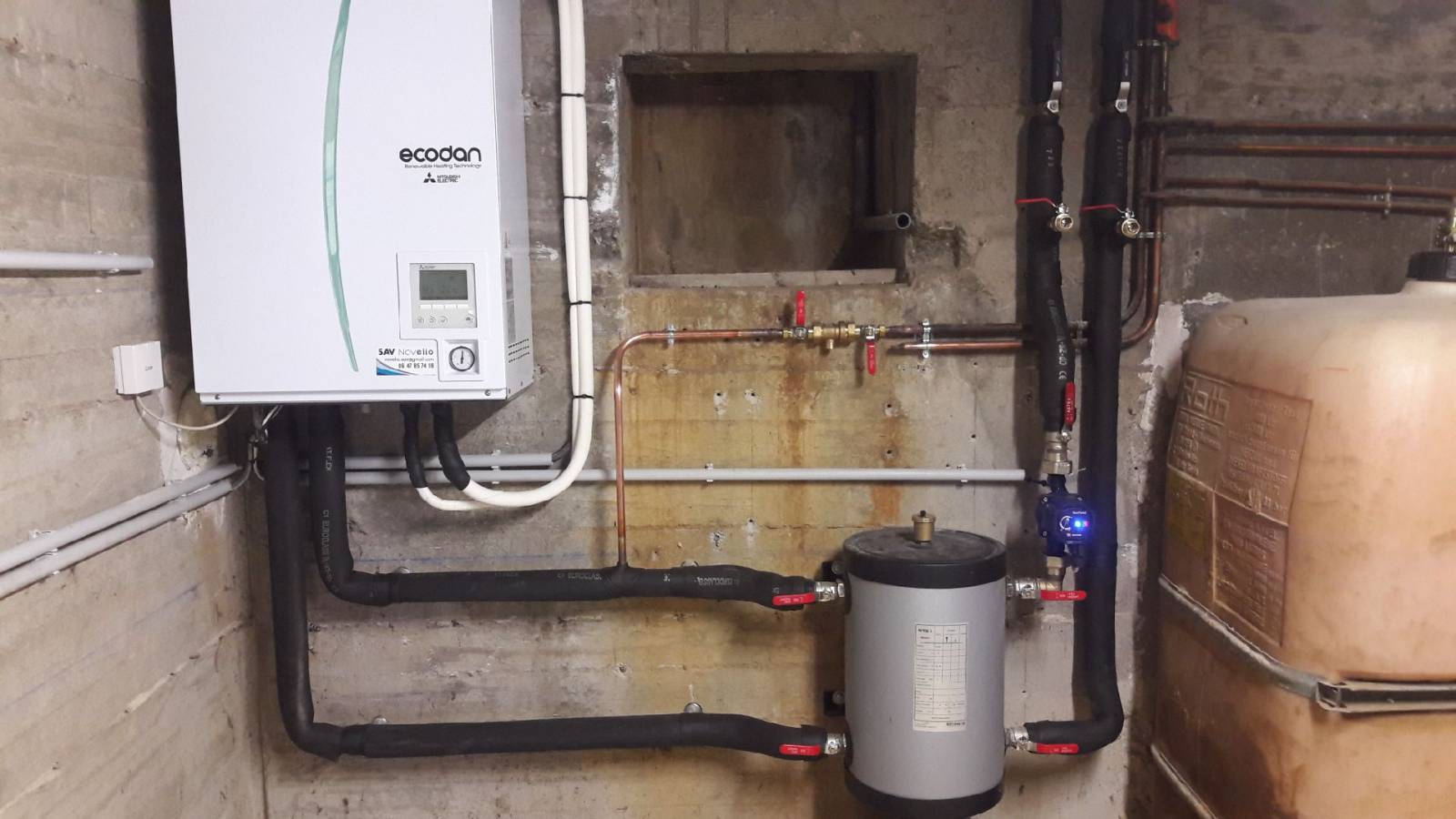 découvrez le coût d'installation d'une chaudière : tarifs moyens, facteurs influençant le prix et conseils pour choisir le bon professionnel en 2024.