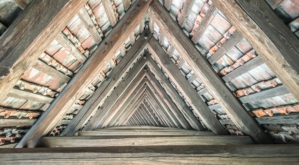 découvrez tout ce qu'il faut savoir sur le prix de l'isolation des combles : facteurs qui influencent le coût, fourchettes de tarifs, aides disponibles et conseils pour réaliser des économies sur vos travaux d'isolation.