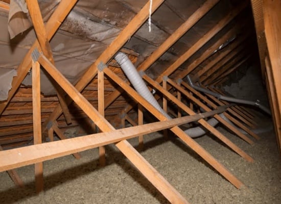 découvrez le prix au m² pour l'isolation des combles : tarifs, conseils et facteurs influençant le coût des travaux pour améliorer le confort et réaliser des économies d'énergie.