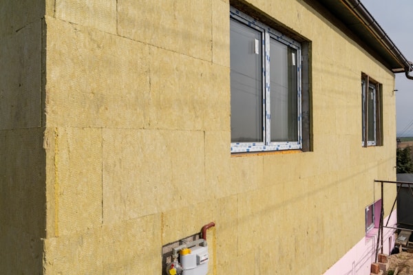 découvrez les prix de l'isolation des murs, les différents matériaux disponibles, les facteurs qui influencent le coût et des conseils pour optimiser votre budget tout en améliorant l'efficacité énergétique de votre logement.