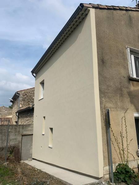 découvrez tout sur le prix de l’isolation des murs : tarifs moyens au m², facteurs influençant le coût, aides financières disponibles et conseils pour économiser sur vos travaux d’isolation.