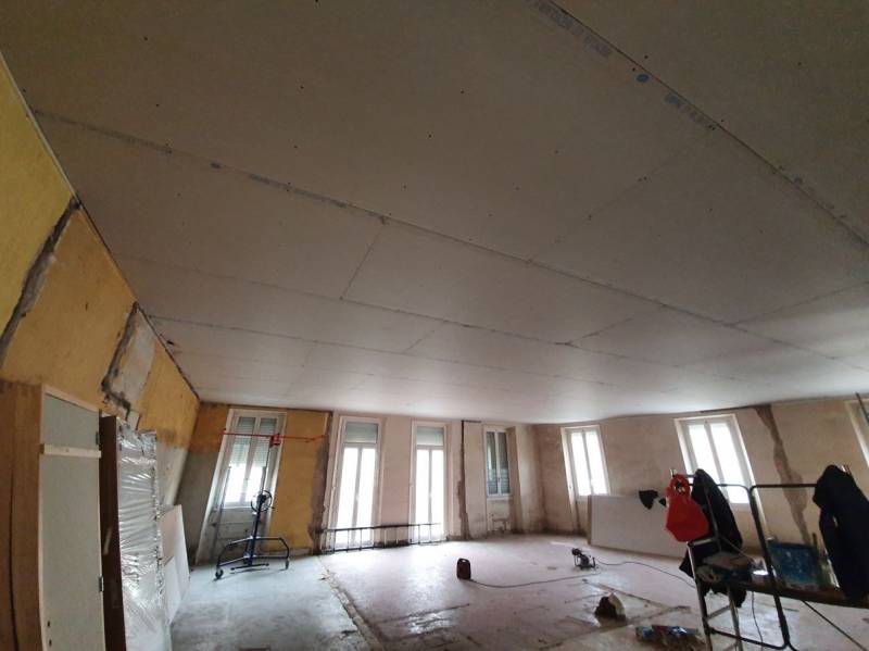 découvrez le prix au m2 pour la rénovation d'un immeuble : estimations, facteurs de coût, conseils et exemples pour mieux préparer votre projet immobilier.