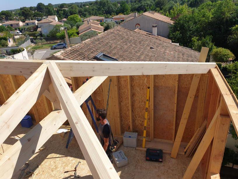 découvrez le prix au m² pour une surélévation en bois : coûts moyens, facteurs de variation et conseils pour estimer votre projet de construction en bois.