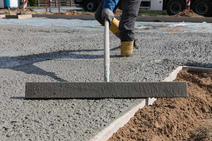 découvrez les facteurs influençant le prix d'une maison en béton, les avantages de ce type de construction et les fourchettes de tarifs au mètre carré en 2024.