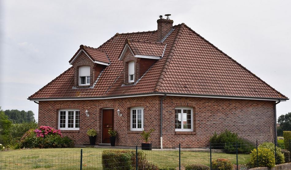 découvrez les facteurs influençant le prix d'une maison en brique, les fourchettes de coûts à prévoir et des conseils pour bien estimer votre budget avant d'acheter ou de construire.