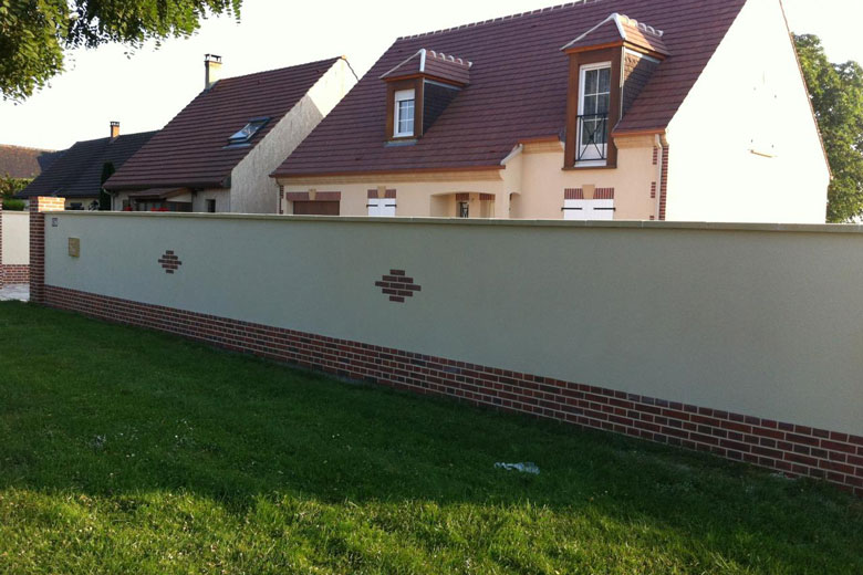 découvrez tout ce qu'il faut savoir sur le prix d'un mur de clôture : matériaux, tarifs au mètre carré, main d'œuvre et conseils pour estimer votre budget.