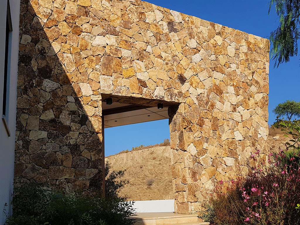 découvrez les prix pour un mur en pierre : tarifs au m², facteurs influençant le coût, conseils et astuces pour estimer votre projet de construction ou de rénovation.