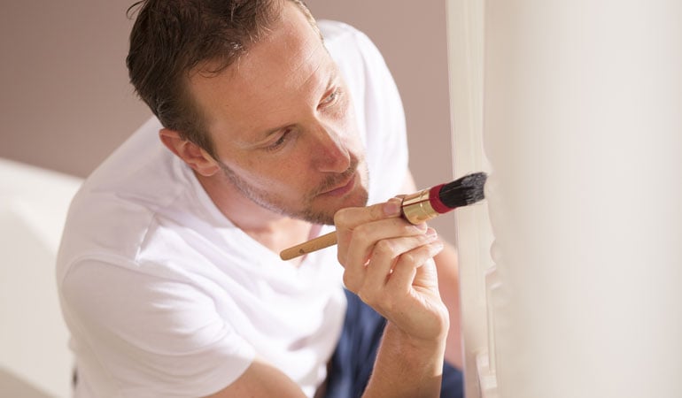 découvrez tout ce qu'il faut savoir sur le prix de la peinture : types, facteurs qui influencent le coût, conseils pour économiser et estimation du budget pour vos travaux de peinture.