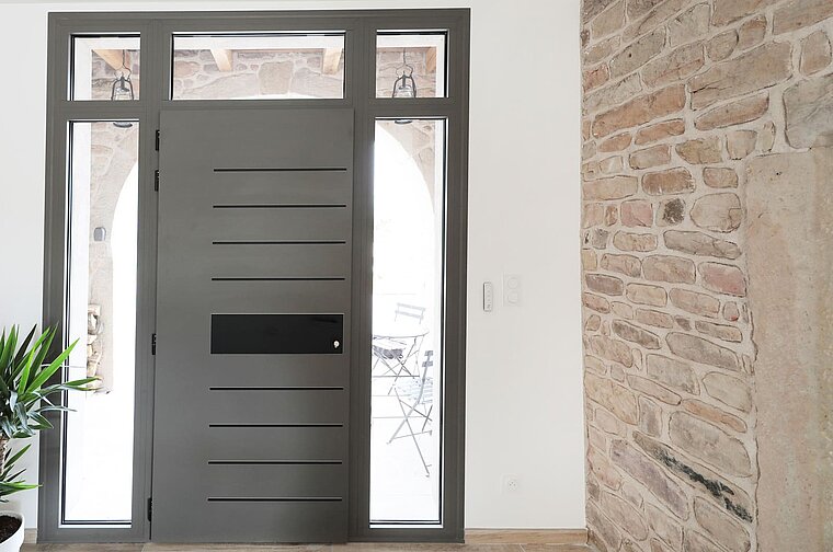 découvrez le prix d'une porte d'entrée posée, incluant le coût de la fourniture et de l'installation. comparez les tarifs pour bien choisir et sécuriser votre maison au meilleur rapport qualité/prix.