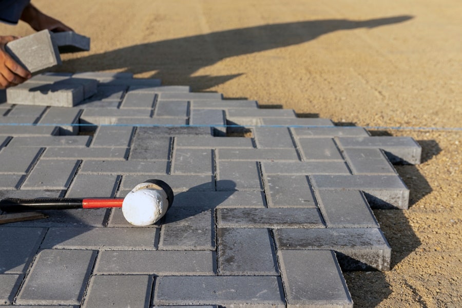 découvrez tout ce qu'il faut savoir sur le prix de la pose de dalle : tarifs au m², conseils pour estimer le coût de vos travaux, et astuces pour faire des économies lors de la pose de dalles.