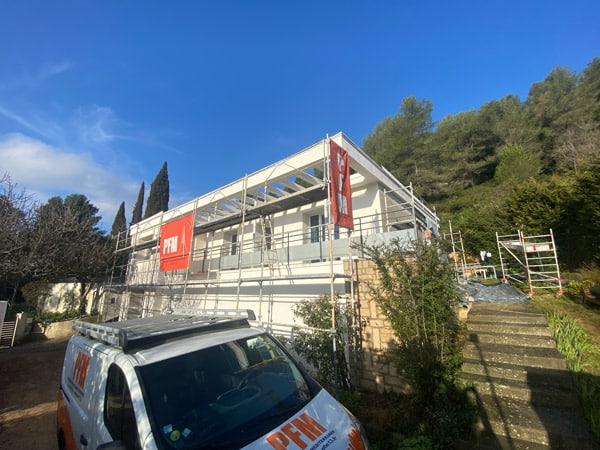 découvrez tout ce qu'il faut savoir sur le prix d'un ravalement de façade : fourchettes de tarifs, facteurs qui influencent le coût, conseils pour bien choisir votre prestataire et réussir vos travaux au meilleur prix.