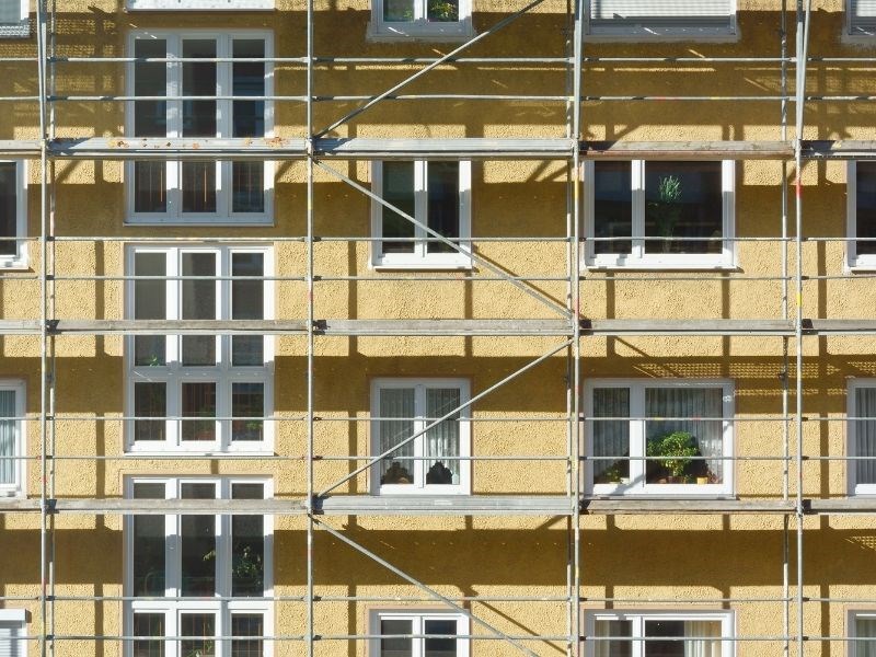 découvrez les prix du ravalement de façade en 2024 : tarifs au m², facteurs influençant le coût, aides disponibles et conseils pour bien choisir votre artisan.