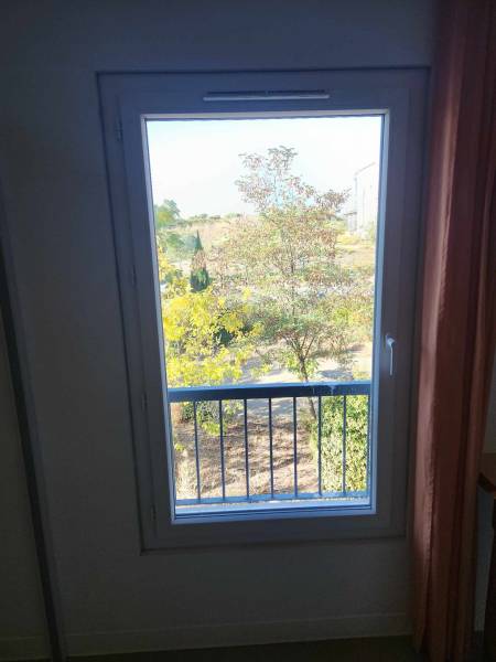 découvrez le prix du remplacement de fenêtre : estimation des coûts, facteurs influençant le tarif, conseils pour choisir le bon professionnel et aides financières disponibles en 2024.