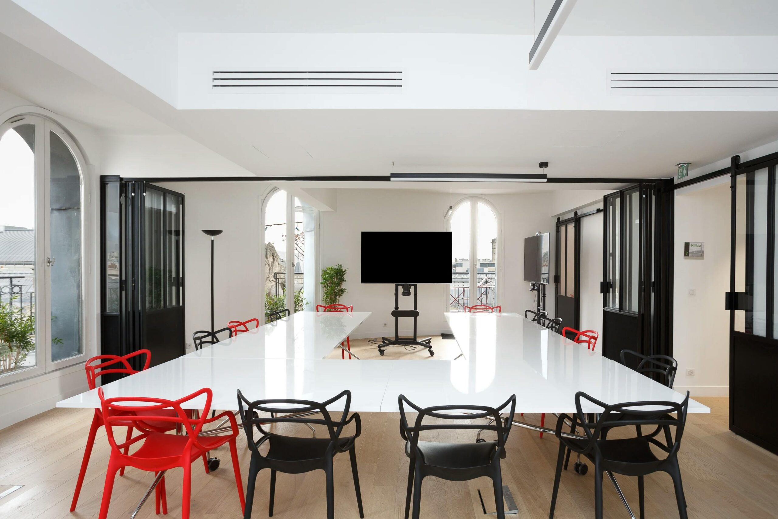 découvrez les facteurs qui influencent le prix de rénovation de bureaux, les fourchettes de tarifs au m², et les conseils pour optimiser votre budget travaux professionnel.