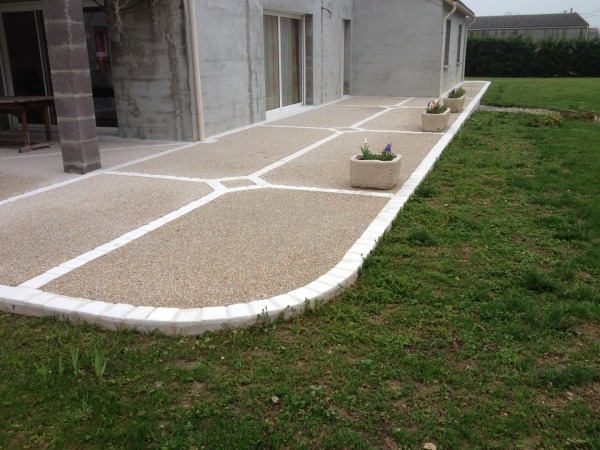 découvrez le coût moyen d'une terrasse en béton, les facteurs qui influencent le prix, et nos conseils pour réaliser votre projet selon votre budget.