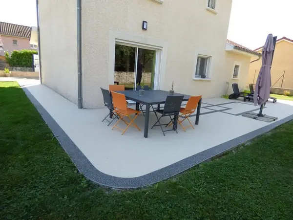 découvrez le prix au m2 d’une terrasse en résine, les facteurs qui influencent le coût, ainsi que des conseils pour estimer votre budget et réussir votre projet d’aménagement extérieur.