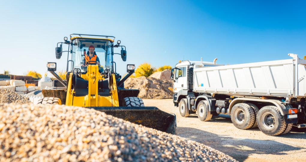 découvrez tout ce qu'il faut savoir sur le prix du terrassement : facteurs influençant le tarif, estimation des coûts au m², conseils pour comparer les devis et réussir vos travaux de terrain en toute sérénité.