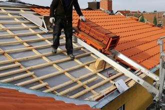 découvrez le prix au m2 pour une toiture, les facteurs qui influencent le coût, et obtenez des conseils pour estimer votre budget de rénovation ou de construction de toit.