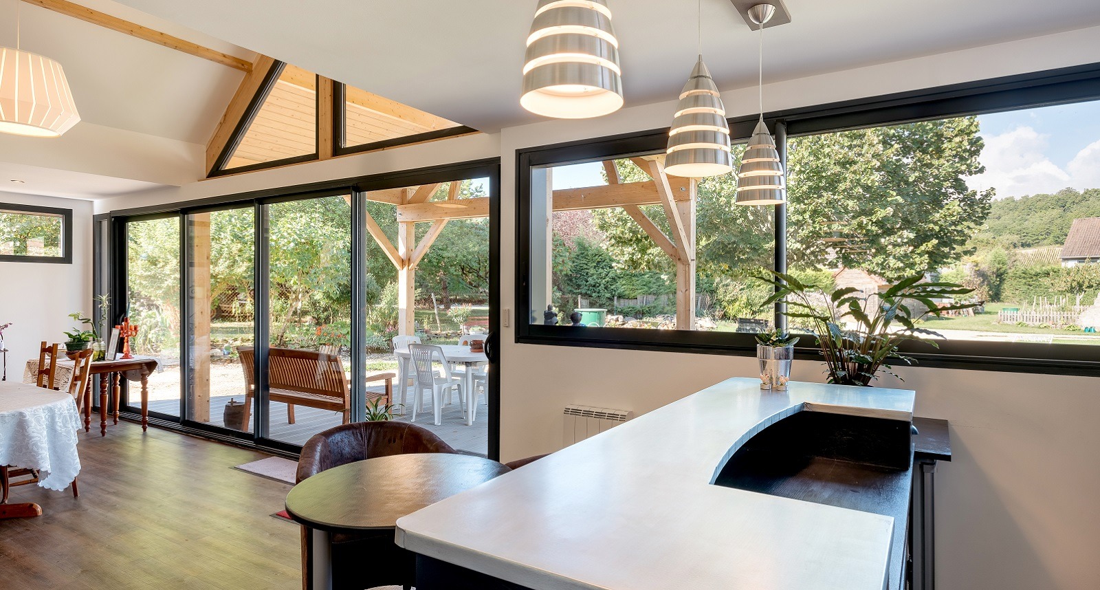 découvrez le prix d'une véranda 2 étages : conseils, estimations, facteurs à considérer et astuces pour bien budgéter votre projet d'extension de maison.