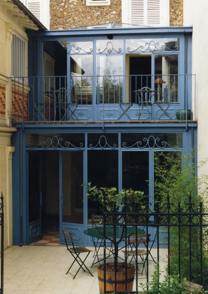 découvrez les facteurs qui influencent le prix d'une véranda 2 étages, ainsi que des estimations de tarifs au m² selon les matériaux et options pour bien préparer votre projet d'extension de maison.