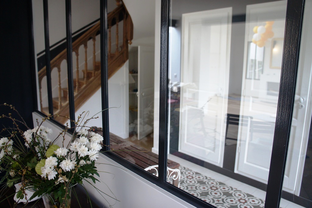 découvrez tout sur le prix d'une verrière : facteurs influençant le coût, tarifs moyens, conseils pour comparer les offres et réussir votre projet d'aménagement intérieur avec style.