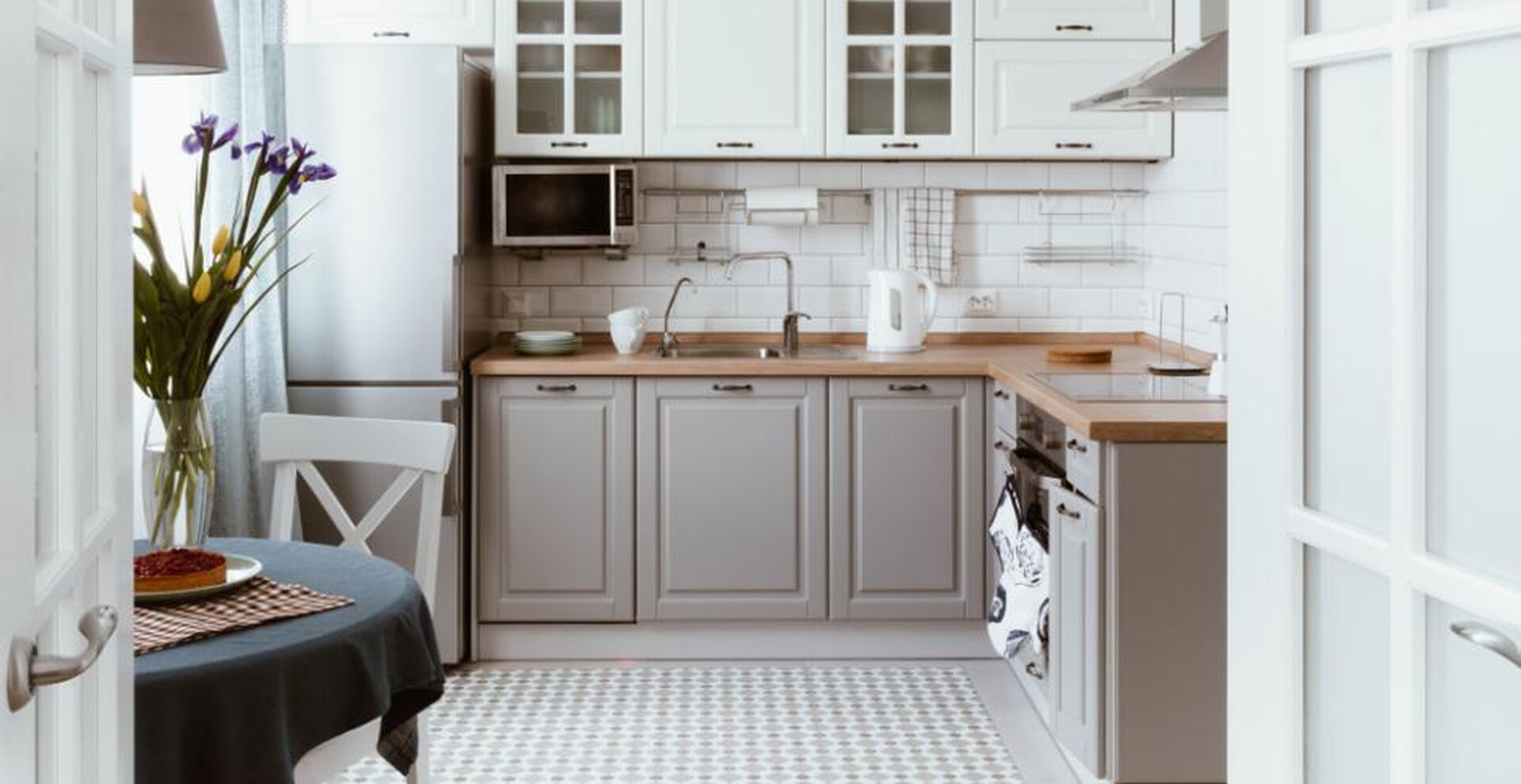 découvrez nos astuces et conseils pratiques pour rajeunir votre cuisine facilement. modernisez votre espace avec des idées déco, rénovation et aménagement tendance pour donner un coup de neuf à votre cuisine.