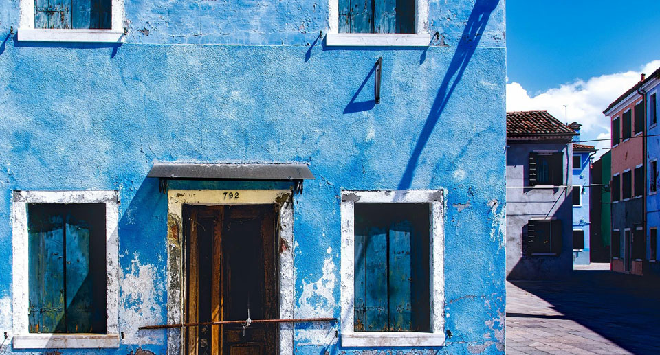 découvrez tout ce qu'il faut savoir sur le ravalement : techniques, étapes, coûts et conseils pour rénover et protéger la façade de votre maison ou immeuble.