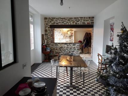 découvrez nos conseils et solutions pour une rénovation complète de maison : étapes, budget, idées d’aménagement et accompagnement pour réussir votre projet du sol au plafond.