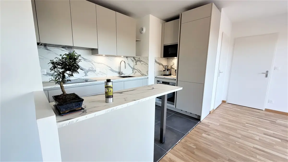 vous souhaitez rénover votre cuisine à chanteloup ? découvrez nos solutions sur-mesure pour une cuisine moderne, fonctionnelle et esthétique. obtenez un devis rapide pour votre rénovation.