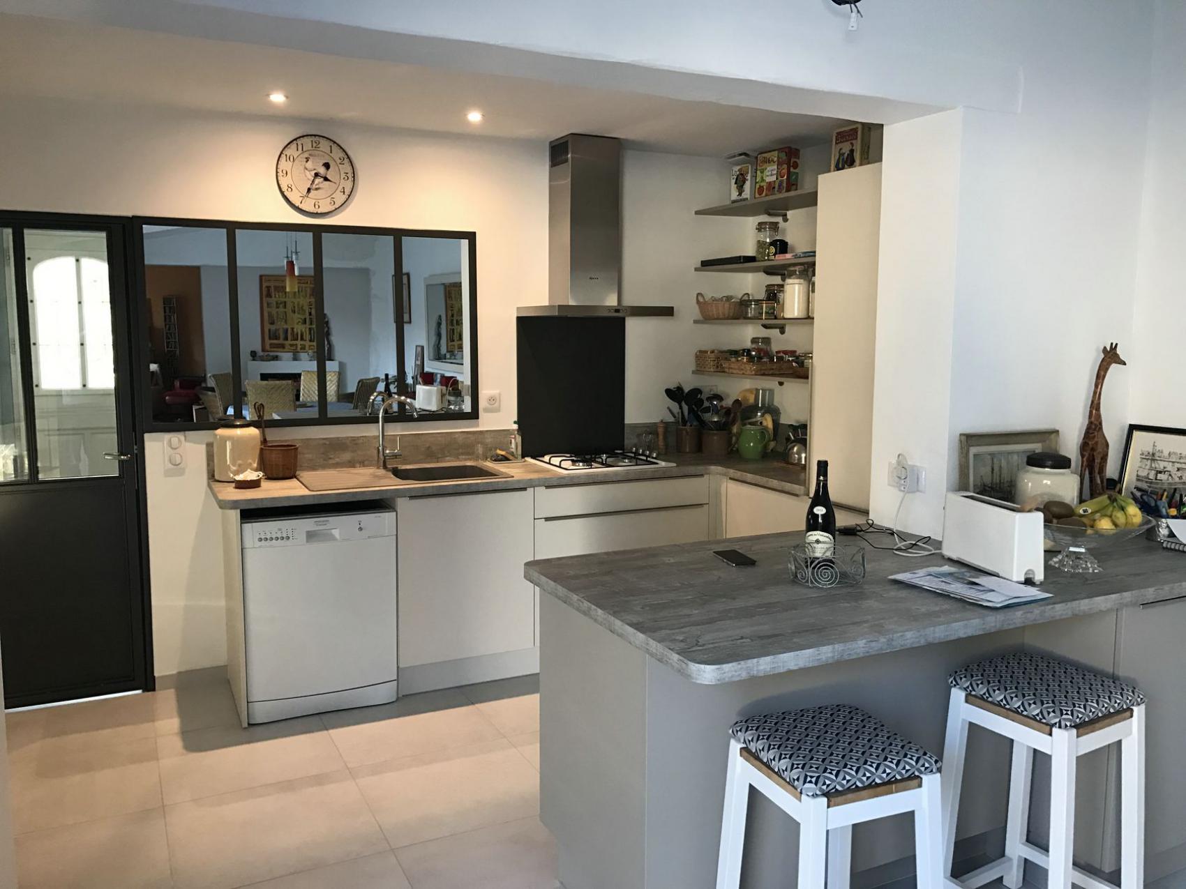 confiez la rénovation de votre cuisine à issou à des professionnels qualifiés. conseils sur-mesure, matériaux de qualité et finitions soignées pour une cuisine moderne adaptée à vos besoins.