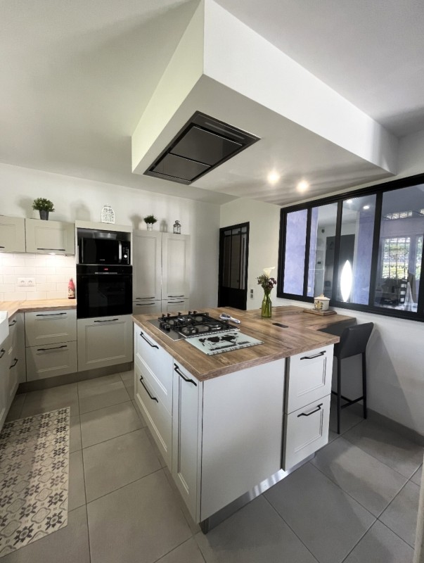 découvrez comment transformer votre espace avec une rénovation de cuisine moderne : conseils, idées tendance et solutions sur mesure pour créer une cuisine à la fois fonctionnelle et élégante.