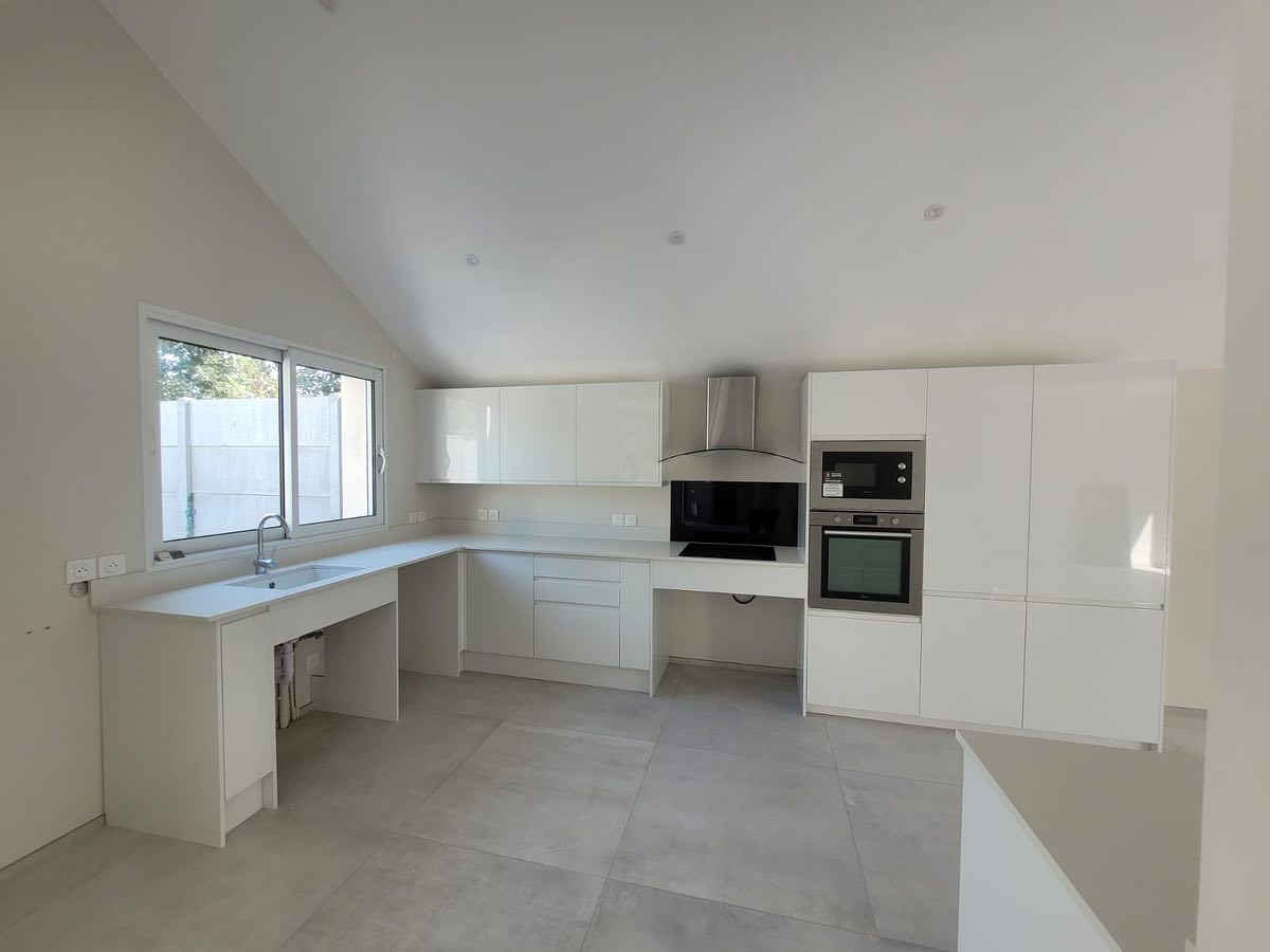 confiez la rénovation de votre cuisine moderne à des experts à 95690. profitez d’un design sur-mesure, de matériaux de qualité et d’un accompagnement personnalisé pour transformer votre espace culinaire.