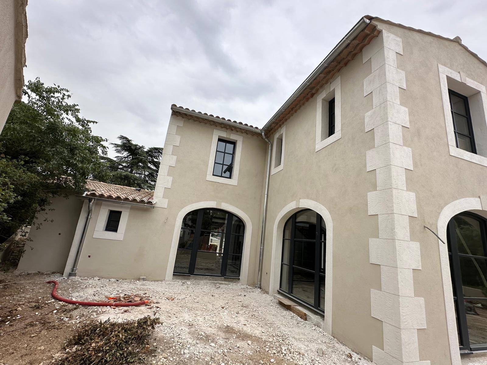 découvrez nos conseils et solutions pour la rénovation de façade : techniques, matériaux, prix et astuces pour redonner un coup de jeune à votre maison tout en améliorant son isolation et son esthétique.