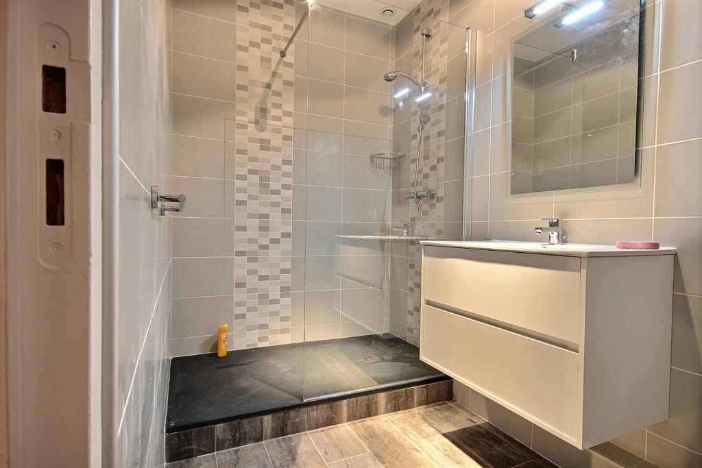 découvrez nos conseils et astuces pour la rénovation de votre salle de bain. idées de design, choix des matériaux et étapes clés pour réussir votre projet et créer une salle de bain moderne et fonctionnelle.