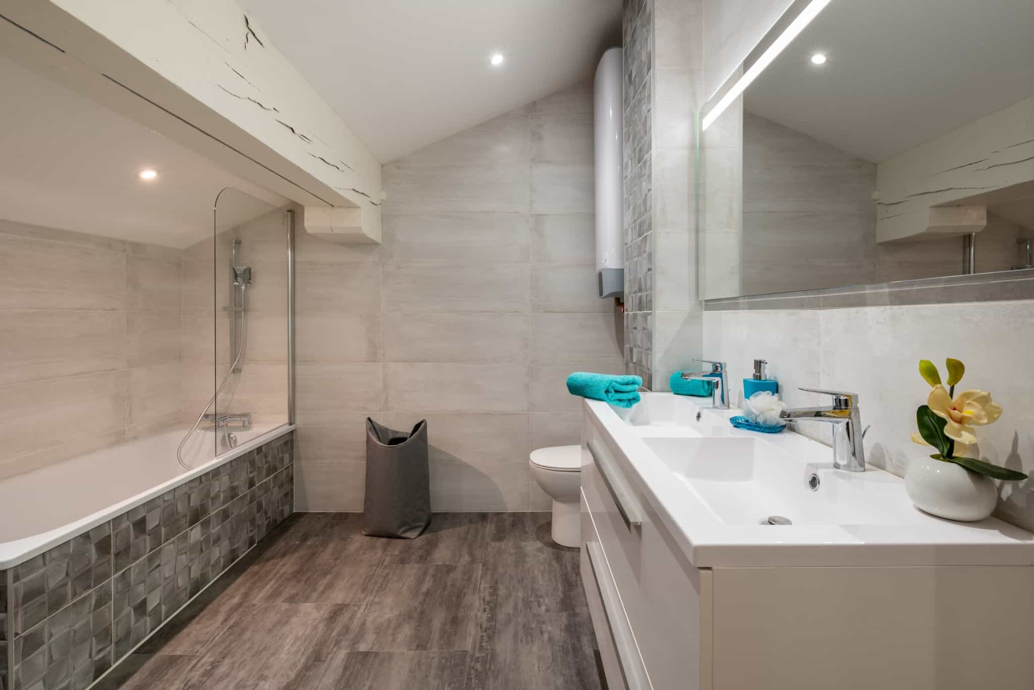 confiez votre projet de rénovation de salle de bain à des professionnels qualifiés. profitez d’un espace moderne, fonctionnel et personnalisé, adapté à vos besoins et à votre budget. demandez votre devis gratuit dès maintenant !